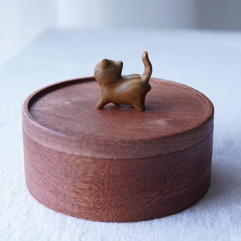 Green sandalwood cat (looking up)