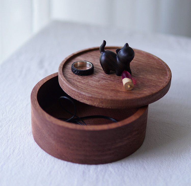 Green sandalwood cat (looking up) product view 1