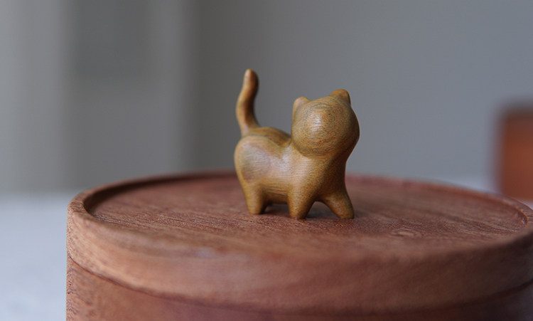 Green sandalwood cat (looking up) product view 2