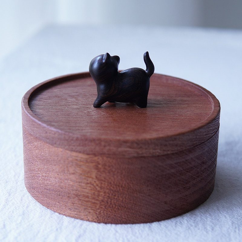 Purpleheart wood cat (looking up)