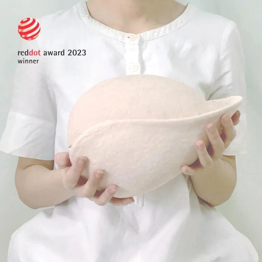 Pet urn “Bud,” awarded the 2023 Red Dot Design Concept Award