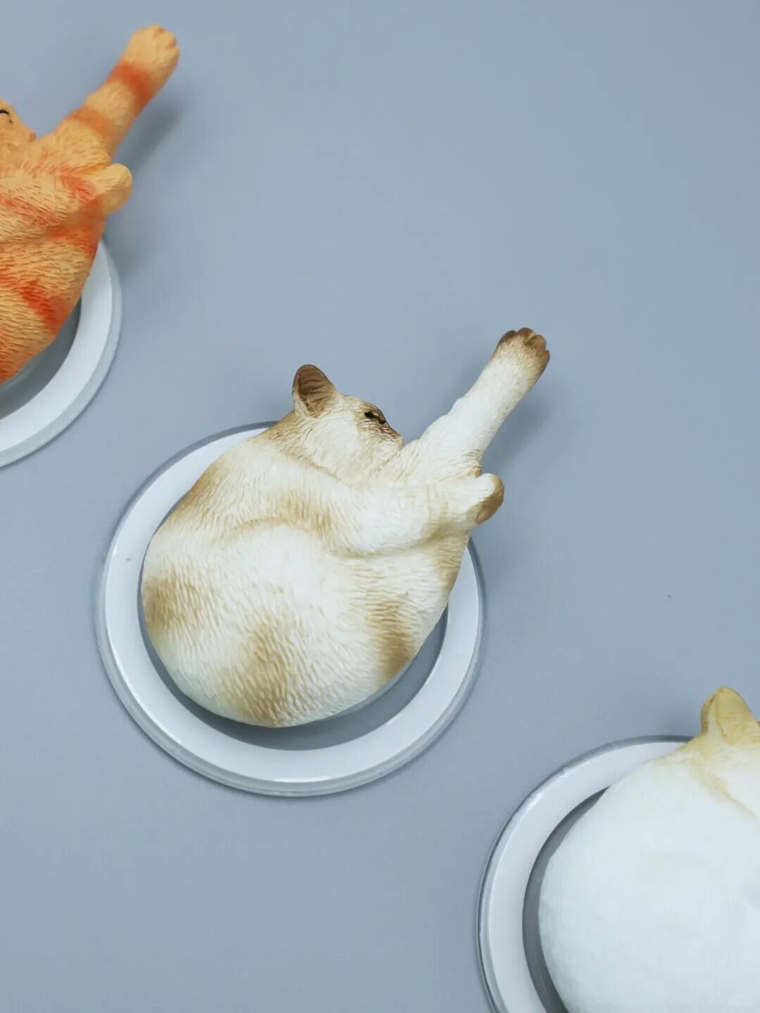 Rotating diving cat phone stand